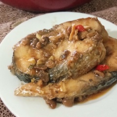 Cá trôi kho tương hột bùi bùi, thịt cá săn chắc và ít béo, rất thích hợp với hương vị tương hột luôn đấy. Những bữa nhạt miệng và biếng ăn thì trổ tài làm ngay món cá kho tương ngon lành cành đào này là hút cơm liền.
