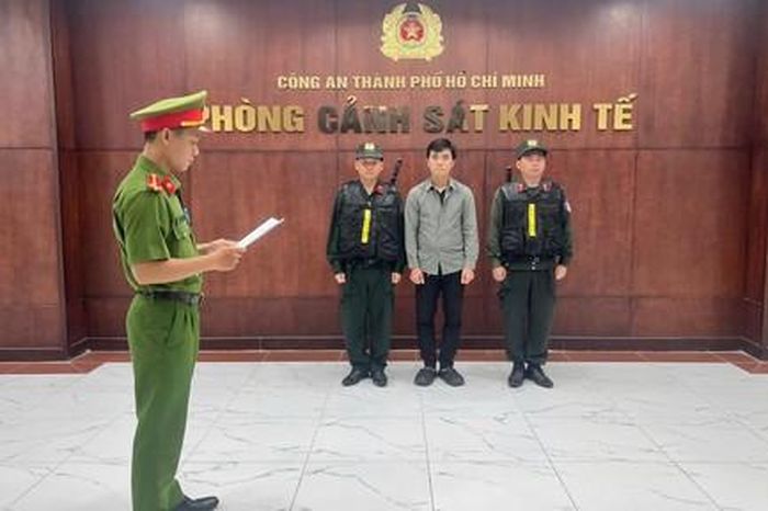 TPHCM: Khởi tố đối tượng bán lượng lớn giày dép giả mạo Nike, Adidas, Converse trên Shopee và mạng xã hội - Công An TP.HCM