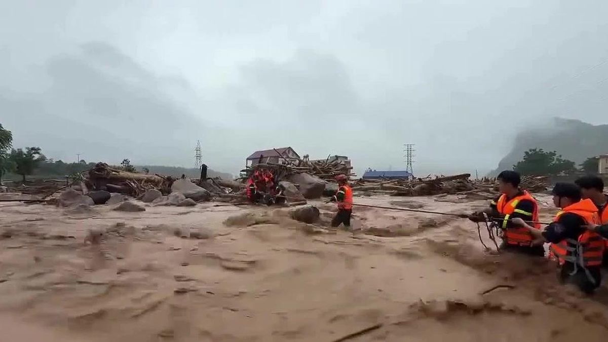 Lực lượng Công an căng dây giải cứu người dân mắc kẹt do mưa lũ - Chuyên trang An Ninh Thủ Đô - Báo Công an nhân dân