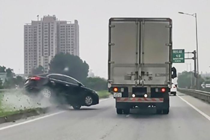 Chuyển làn ẩu, xe tải tông ô tô con xoay vòng trên cao tốc - Báo Xây Dựng