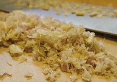 Đậu phộng rang chín, giã nhuyễn. Rau xà lách rửa sạch. Sả bóc vỏ, băm nhỏ.