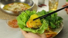 Gắp bánh ra đĩa, trình bày món bánh xèo với xà lách, rau cải xanh, rau thơm, đồ chua, chấm kèm nước mắm chua ngọt và thưởng thức ngay khi còn nóng. Bánh xèo sau khi rán xong có màu vàng đẹp mắt. Khi ăn ngon giòn rụm hòa quyện cùng vị thơm của thịt tôm khiến bạn ăn hoài không chán.