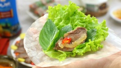 Món bắp bò ngâm nước mắm nếu ngâm càng lâu hương vị sẽ càng thấm, miếng thịt sẽ càng thêm đậm đà, thơm ngon. Khi dùng, thái lát thịt mỏng vừa ăn, dùng ngay với cơm nóng hoặc làm món bánh tráng cuốn bắp bò ngâm nước mắm cũng rất hấp dẫn. Vậy là chỉ với một chút thời gian chuẩn bị, các bạn đã có được một món thịt bò ngâm nước mắm rất thơm ngon, hấp dẫn cho gia đình mình vào dịp Tết sắp đến. Cùng làm và chia sẻ với cả nhà nhé!