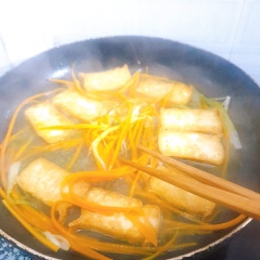 Cho cà rốt nước mắm hành lá và ram. Xong đổ đậu vào ram cùng.