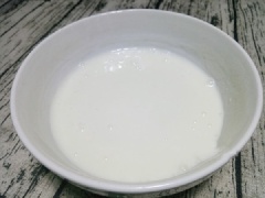 Cam ép lấy nước. Nước thạch rau câu chia ra làm 2 phần: Hòa tan ½ nước thạch rau câu với nước cam thành hỗn hợp thạch cam. Hòa tan ½ nước thạch rau câu với sữa chua thành hỗn hợp thạch sữa chua.