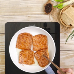 Chiên sườn: Bắc chảo khác lên bếp, cho 3 muỗng canh dầu ăn vào đun sôi, sau đó cho 4 miếng sườn vào chiên vàng 2 mặt rồi cho tiếp 50ml nước lọc vào khìa đến khi sườn cháy xém đẹp mắt là được.