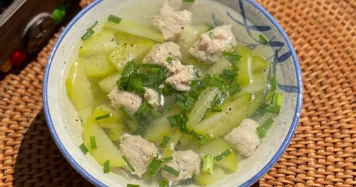 Canh bí đao nấu giò sống