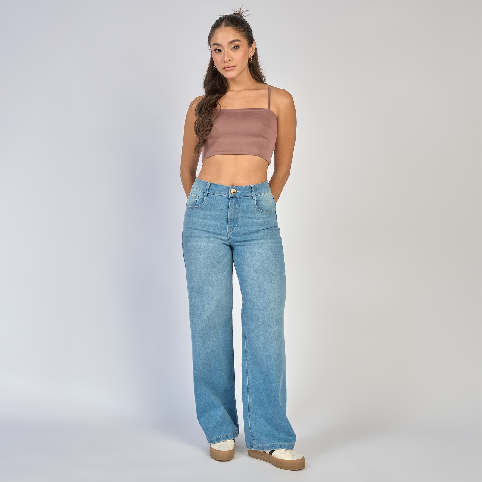 Jean wide leg tiro alto licrado con bolsillos de tapa color azul claro