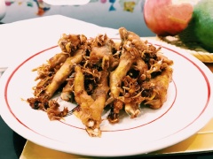 Cho gà chiên ra đĩa và thưởng thức. Nghe tên rất lạ nhưng khi thưởng thức ắt hẳn bạn sẽ ngạc nhiên lắm đấy bởi hương vị thơm ngon trên cả tuyệt vời. Chân gà quái thú được hòa trộn giữa vị dai sần sật của chân gà và các loại gia vị thơm phức dậy mùi sẽ làm cho bạn có một ấn tượng khó quên với món ăn này. Đây là món nhậu không nên bỏ qua trong những ngày Tết này.