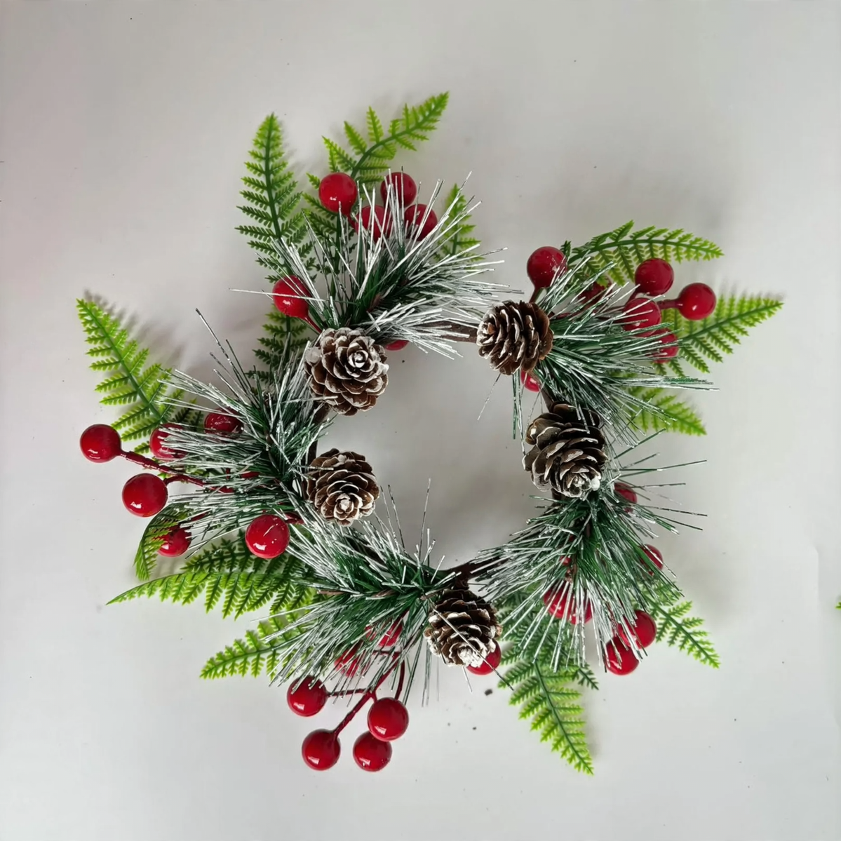 Weihnachtlicher Kranz mit Beeren und Zapfen, PE