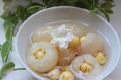 Chè vải hạt sen thơm ngon với thịt trái vải mộng nướng, thơm hương đặc trưng được nhồi kín bởi hạt sen bùi thơm, béo béo hấp dẫn. Không chỉ là món ăn tráng miệng ngon mà còn tốt cho những người bị mất ngủ nữa nhé! Chè có thể dùng nóng hay lạnh đều được. Nếu thích ăn ăn bạn có thể thêm đá viên và nước đường.