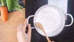 Cho 8gr bột nếp vào 150ml nước. Bắc lên trên bếp đun sôi, vừa đun, chúng ta vừa dùng thìa khuấy thật là đều tay, đến khi nào thấy nó đã ở dạng bột hỗn hợp như hồ là được. Để nguội bớt.