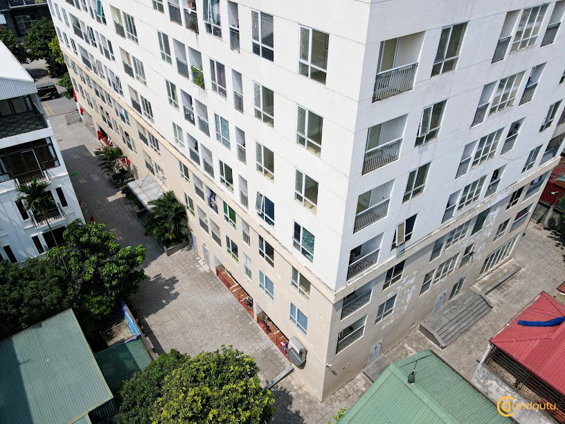 <p>Loại căn hộ 2 phòng ngủ bao gồm 4 căn/sàn</p>
<ul>
<li>CH D1b – DT: 60,2m2 - 2PN - 1VS - 2BC. Cửa vào hướng Tây, hướng BC Đông</li>
<li>CH D1 – DT: 60,2m2 - 2PN - 1VS - 2BC. Cửa vào hướng Tây, hướng BC Đông</li>
<li>CH D2 – DT: 68,5m2 - 2PN - 2VS - 1BC. Cửa vào hướng Đông, BC hướng Tây</li>
<li>CH D3 – DT: 67,5m2 - 2PN - 2VS. Cửa vào hướng Đông, BC hướng Tây</li>
</ul>