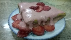 Sau 4-6h là lấy bánh ra dùng được. Cắt miếng bánh ra, ngon hơn nếu ăn cùng kem vani, hoặc kem theo mùi mà bạn thích. Vì có gelatine trong lớp kem nên khi lấy ra sẽ giảm được độ chảy của kem nhé. Có thể cắt vài lát trái cây lên trang trí.