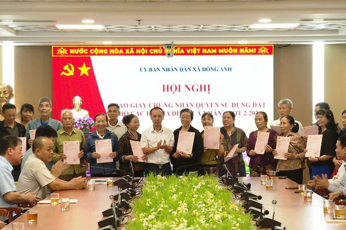 Xã Đông Anh trao sổ đỏ, giúp hộ tái định cư ổn định cuộc sống - Đài Phát thanh và truyền hình Hà Nội