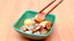Thịt ba chỉ kho tàu béo ngon là món ngon được dùng phổ biến trong những ngày Tết cổ truyền. Thịt ba chỉ kho mềm béo thơm cùng trứng luộc bùi bùi hấp dẫn đưa cơm. Có thể hâm lại nhiều lần mà không sợ giảm độ ngon.