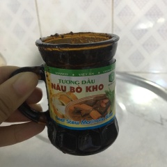 Bò rửa sạch máu, để ráo nước rồi cho vào thau lớn. Cho 2 muỗng cà phê bột ngọt, tương dầu bò kho và dầu hào cùng với 2 muỗng canh bột nêm vào và trộn đều. Ướp tầm 30 phút.