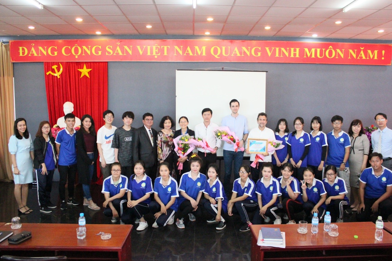 Công ty cổ phần đào tạo trí tuệ cảm xúc Indigo và chương trình Plus Minus Code chụp ảnh lưu niệm cùng đoàn viên, sinh viên DLA