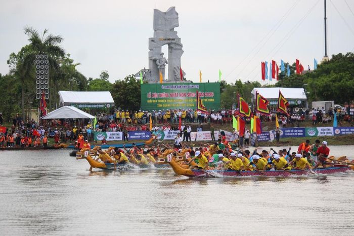 Quảng Trị: Hàng trăm tay chèo sôi nổi tranh tài giải đua thuyền trên sông Bến Hải lịch sử - Báo Xây Dựng