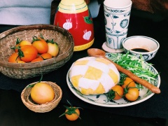 Cho phần cơm ra đĩa, dùng kèm dưa leo thái sợi, cà chua hay rau xà lách là tuyệt vời luôn. Cả nhà bạn chắc chắn sẽ rất bất ngờ với món ăn này, nhất là bé yêu của bạn đấy.