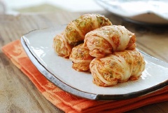Kim chi cuộn cơm rang thập cẩm giòn giòn, cay cay, rất ngon lại lạ miệng.