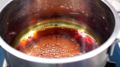 Làm caramel: Cho 100g đường trắng vào nồi cùng ít nước, đun cho tan chảy đường. Tiếp tục đun cho đường thành caramel.
