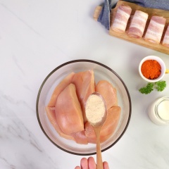 600gr ức gà mua về rửa sạch, để ráo. Cắt ức gà thành miếng vừa ăn, sau đó ướp với 1 muỗng canh bột tỏi, 1 muỗng canh muối, 1 muỗng canh tiêu, 1 muỗng canh đường, 1 muỗng canh bột ớt. Ướp thịt trong 15 phút cho thấm gia vị.
