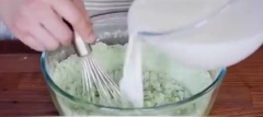 Cách làm bánh crepe trà xanh đơn giản: Trộn đều hỗn hợp nguyên liệu làm bánh crepe ngon gồm có 240gr bột mì, 90gr đường trắng và bột trà xanh. Đập 4 quả trứng cho vào, đổ thêm 650ml sữa tươi, trộn đều bằng máy đánh trứng hoặc bằng tay (cho 1/2 sữa trộn đều trước xong cho nửa còn lại dễ đánh đều hơn). Cho tiếp 50gr bơ đánh đều cho đến khi bột tan hết.