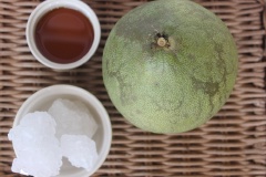 Bưởi gọt vỏ, lấy phần vỏ xanh bên ngoài thái sợi. Cho vỏ bưởi thái sợi vào tô, them 1 thìa muối bóp kỹ cho phần dần bưởi ra bớt.