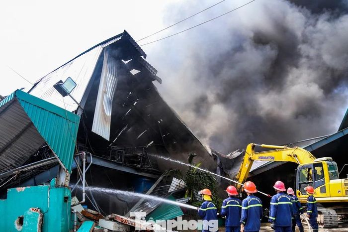 Cháy lớn tại Khu Kinh tế Nhơn Hội, cột khói đen cao hàng chục mét - Báo Tiền Phong