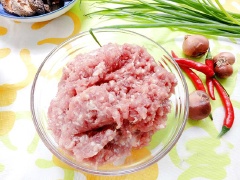 Ướp thịt heo bằm với 1 muỗng cà phê hạt nêm, 1/2 củ hành tím băm trong khoảng 10 phút. Nấm hương, nấm mèo ngâm nước lạnh khoảng 20 phút, sau đó cắt bỏ chân, rửa sạch thái nhỏ.