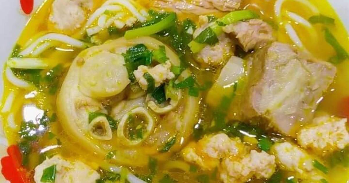 Bún Bò Huế (Nạm bò, chân giò, xương bò, giò sống)