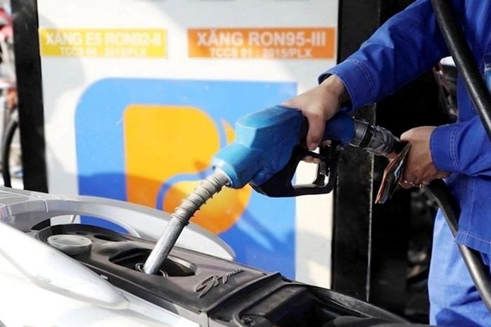 Đề xuất kéo dài thời gian áp thuế 0% với xăng dầu - Đài Phát thanh và truyền hình Hà Nội