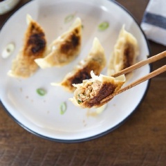 Bánh kimchi mandu Hàn Quốc rất ngon với phần nhân đậm đà kèm vị chua cay của kim chi giòn sựt kết hợp cùng giá, hành và hẹ giúp món ăn không bị ngán nha. Và với cách chiên khá đặc biệt này, món ăn sẽ không bị khô và vẫn giữ vị mềm ẩm, giòn giòn rất ngon nha. Nhanh tay lưu lại công thức ngay nhé.