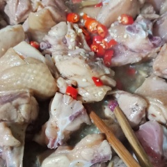 Bắt chảo dầu nóng cho hành tím băm và gừng xắt sợi còn lại vào chảo đảo đều cho thơm tiếp kế cho phần gà vào xào săn thịt. Hạ lửa nhỏ và đậy nắp 15 phút cho gà chín đều. Trong khi đậy nắp và đợi gà chín nhớ đảo đều gà cách khoảng 1-2 phút đảo 1 lần cho gà thấm hơn. Sau đó xắt 3 trái ớt vào chảo gà đảo thêm 1 lần nữa và rim gà thêm 5 phút rồi tắt bếp.