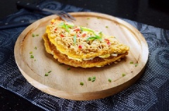 Tắt bếp, bày ra đĩa và thêm ớt nếu muốn ăn cay nhé! Chúc các bạn có 1 bữa sáng ngon miệng.