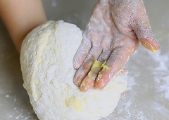 Sau đó, các bạn lấy khối bột mì ra ngoài bàn và bắt đầu nhào bột. Nhào bột khoảng 8- 10 phút. Trong lúc nhào bột, nếu như bột bị ướt thì bạn có thể cho thêm một ít bột khô vào hoặc xoa bột vào tay để chống dính, như vậy các bạn có thể nhào bột được dễ hơn và nhanh hơn. Tiếp theo, các bạn lấy bơ lạt đã làm mềm và để ở nhiệt độ phòng phết lên khắp mặt bánh.