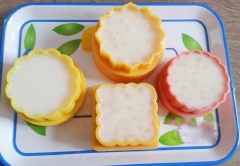 Cho nước rau câu vào khuôn, để nguội rồi cho vào ngăn mát tủ lạnh khoảng 2 giờ đồng hồ. Sau đó lấy ra, cho bánh Trung thu rau câu vị nhãn vào đĩa, cắt miếng mời mọi người thưởng thức.