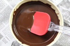 Cắt nhỏ chocolate, đặt lên bát và đun cách thủy cho đến khi chocolate chảy hết, giữ ấm. Lưu ý không để nước rơi vào chocolate.