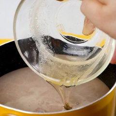 Cho sữa milo trong hộp vào nồi, bắc nồi lên bếp nấu cho sữa ấm (khoảng 50 độ C) thì tắt bếp, cho hỗn hợp gelatin vào trộn đều rồi để nguội.