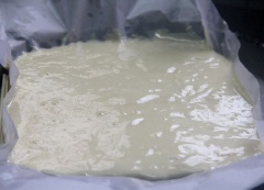 Cho 95g bột mì, 1 /2 muỗng cà phê vani, 7g bột nở vào trộn đều. Đổ bột ra khay nướng có lót giấy nến, nghiêng khay để bột dàn đều trên khay. Sau đó nướng bánh ở 200 độ C trong 12-14 phút đến khi bánh hơi vàng là được
