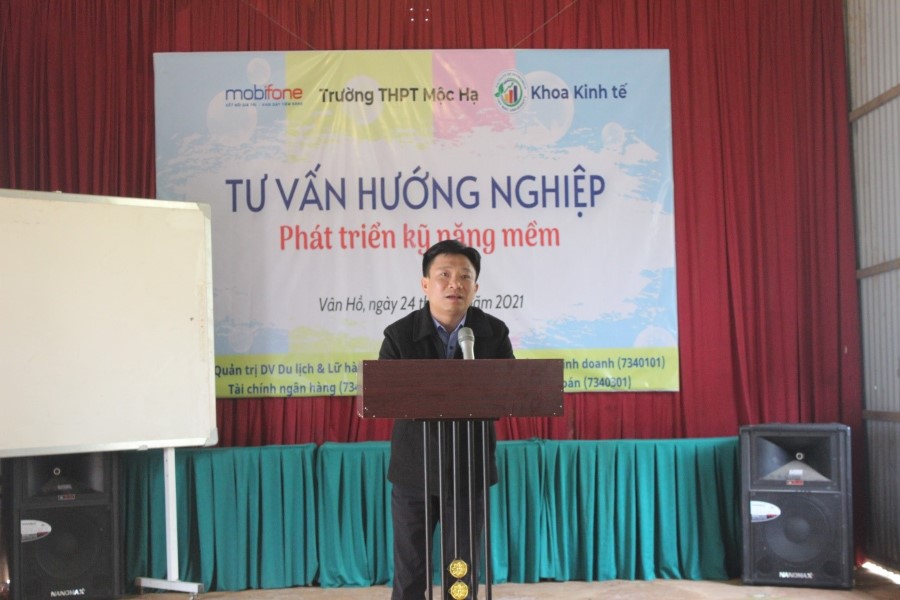 Bộ môn Quản trị kinh doanh, Khoa Kinh tế tổ chức tư vấn hướng nghiệp và phát triển kỹ năng mềm cho học sinh tại Trường THPT Mộc Hạ, huyện Vân Hồ, tỉnh Sơn La