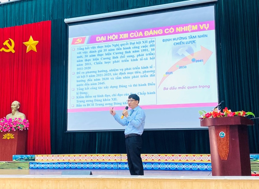 Trường Đại học Tây Bắc tổ chức “Chương trình sinh hoạt công dân - HSSV”  cho sinh viên K62 đại học, Cao đẳng hệ chính quy đầu khóa học,  năm học 2021 – 2022