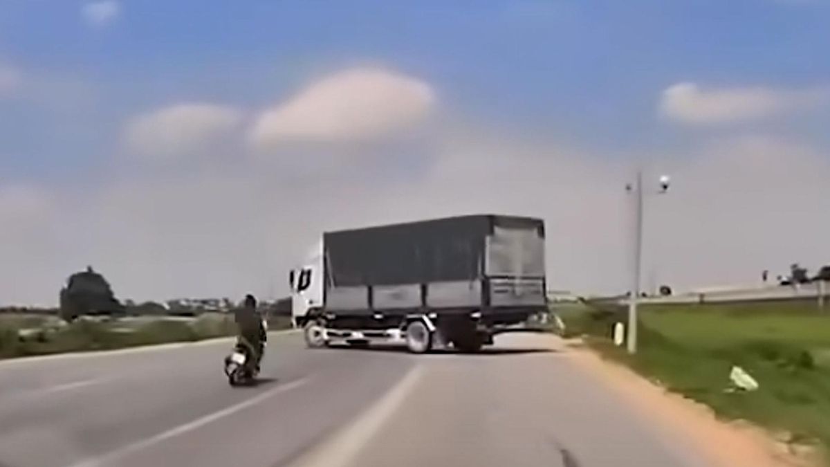 Thanh niên chạy xe máy trượt ngã vào gầm ô tô tải đang quay đầu - Báo VTC News