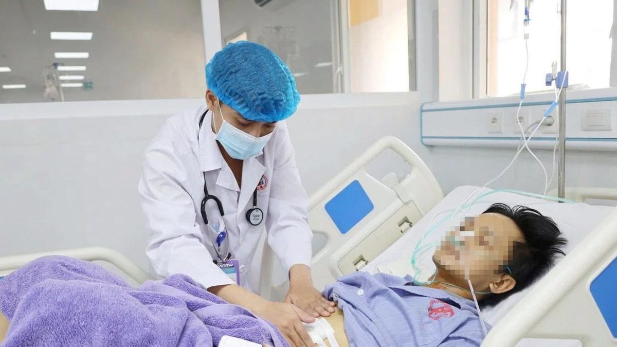 Đau bụng dữ dội trên đường, người đàn ông được công an hỗ trợ đưa đi cấp cứu - Báo Tri thức &amp; Cuộc sống
