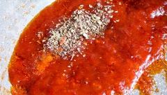 Cắt nhỏ phần nhân để đặt trên mặt chizza: ớt chuông, thơm, hành tây, xúc xích, phô mai. Cho tương cà sên trên chảo với ít dầu (có thể thay dầu ăn bằng bơ nhạt sẽ thơm hơn). Nêm thêm muối, đường, lá mùi tây khô cho mặn ngọt vừa phải. Đảo nhanh tay rồi cho ra chén để nguội.