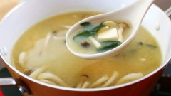 Sau khi thêm tương Miso, mở lửa vừa và tránh không đun sôi canh để giữ trọn vẹn hương vị Miso. Nêm vào canh 1 muỗng canh bột nêm tự nhiên Knorr vị rau củ, thêm 100gr đậu hũ non vào nồi, khuấy đều là hoàn tất.