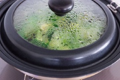 Cho bông cải xanh và 1 muỗng canh nước vào chảo vừa xào và đun trong khoảng 2 phút. Cho thịt bò trở lại chảo và xào với bông cải, thêm hỗn hợp nước dùng gà vào đảo đều cho chín, nước sốt sền sệt rồi nhấc chảo xuống.
