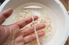Vớt lòng non ra, thắt nút ở một đầu, sau đó lồng vào máy nhồi thịt. Bơm thịt vào trong lòng non, đến gần cuối phải để chừa một đoạn dài khoảng 5cm để thắt nút. Dùng dây buộc thắt nút từng đoạn trên lòng non đã nhồi thịt, như vậy chúng ta có thể ngăn cách từng chiếc lạp xưởng tươi.