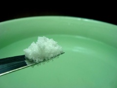 Sau khi hoàn tất, chúng ta sẽ có những cube nha đam tí ti thế này. Khi đã cắt xong, chúng ta chuẩn bị 1 tô nước có pha chút muối và chút nước cốt chanh, khuấy cho tan.
